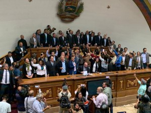 Tentato golpe di Maduro al parlamento venzuelano non impedisce la rielezione di Juan Guaidó