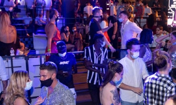 Italia cierra discotecas e impone uso nocturno de mascarillas en lugares públicos