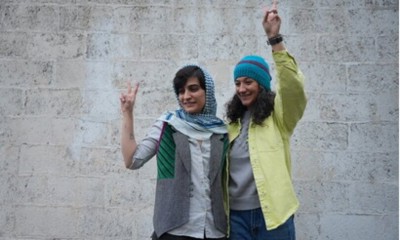Niloufar Hamedi ed Elaheh Mohammadi mostrano il segno della vittoria dopo essere state rilasciate dalla prigione di Evin  