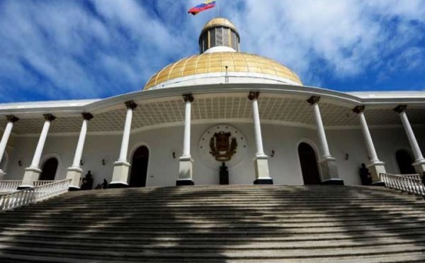 Asamblea Nacional se planta ante la constituyente cubana arropado por 18 embajadores