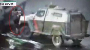 Schiacciato da blindati,video agita Cile. In scontri venerdì a Santiago. Il giovane non è in pericolo vita