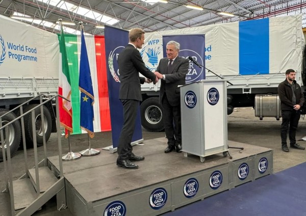 Antonio Tajani durante la sua visita ad Ashdod alla consegna dei camion di Food for Gaza a Wfp