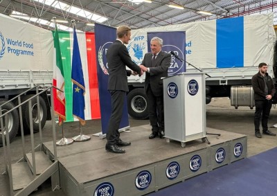 Antonio Tajani durante la sua visita ad Ashdod alla consegna dei camion di Food for Gaza a Wfp