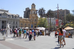 El centro histórico de Santiago de Chile, &#039;invadido&#039; por turistas sudamericanos que llegan en paseo de compras.