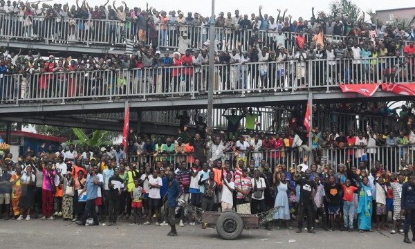 La folla saluta Papa Francesco mentre, giovedì 31 gennaio, ha lasciato l&#039;aeroporto internazionale N&#039;djili a Kinshasa nella Repubblica Democratica del Congo  