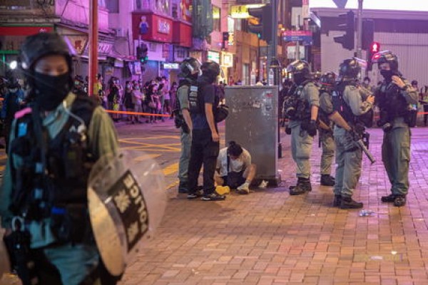 Proteste e scontri a Hong Kong, una 15enne tra gli arrestati Londra offre cittadinanza agli abitanti di Hong Kong, ira Cina