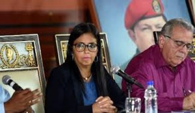 La presidenta de la Asamblea Constituyente venezolana Delcy Rodríguez (izquierda), junto al segundo vicepresidente, Isaias Rodríguez.