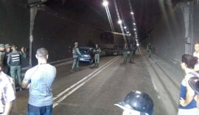 Venezuela Guardia Nacional bloquea caravana de diputados que van a frontera impedir que la ayuda humanitaria ingrese a Venezuela