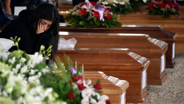 Amatrice il giorno dei funerali, Mattarella &quot;siamo con voi&quot; il Vescovo: &quot;Non uccide sisma ma le opere dell&#039;uomo&quot;