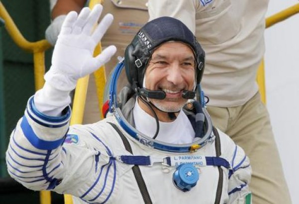 El astronauta italiano Luca Palermitano saludando poco antes de partir.