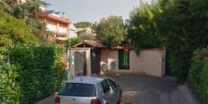 Giù dal terrazzo, muore 29enne: Giallo Infernetto, sopralluogo nella villa