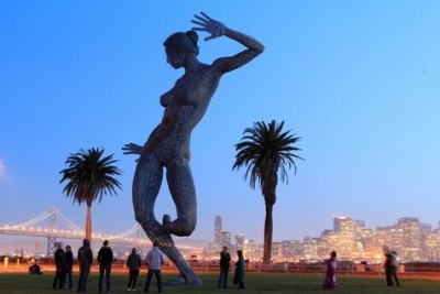 La estatua de la mujer desnuda de Marco Cochrane que divide opiniones en San Francisco, Estados Unidos.