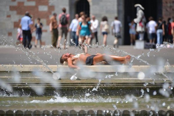 Caldo record in Italia, bollino rosso in 10 città oggi e domani. Bomba d&#039;acqua nel Bresciano.