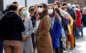 Las personas que usan máscaras protectoras hacen cola para ingresar al Coliseo en Roma, Italia, el 25 de febrero de 2020.
