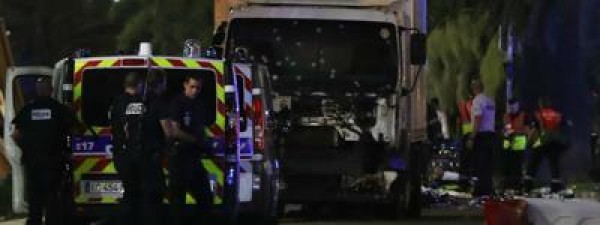 Terrore a Nizza: camion sulla folla, oltre 70 morti