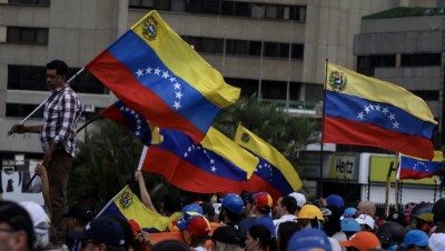 Oposición se prepara para nuevas protestas y Maduro defiende la Constituyente