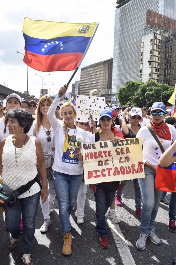 Venezuela le donne in piazza: commozione ai funerali del 18enne ucciso, direttore d&#039;orchestra Dudamel attacca il Presidente Maduro