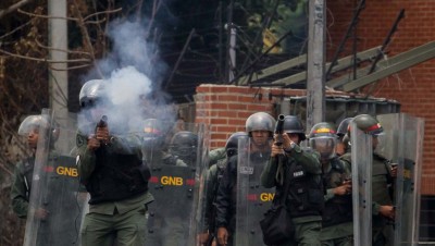 Venezuela represores lanzaron lacrimógenas a centro clínico en Las Mercedes en Caracas