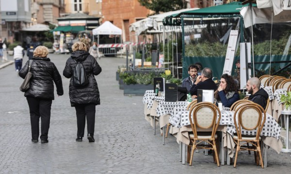 &#039;Asse&#039; tra Bonaccini e Salvini sui ristoranti aperti a cena in sicurezza 