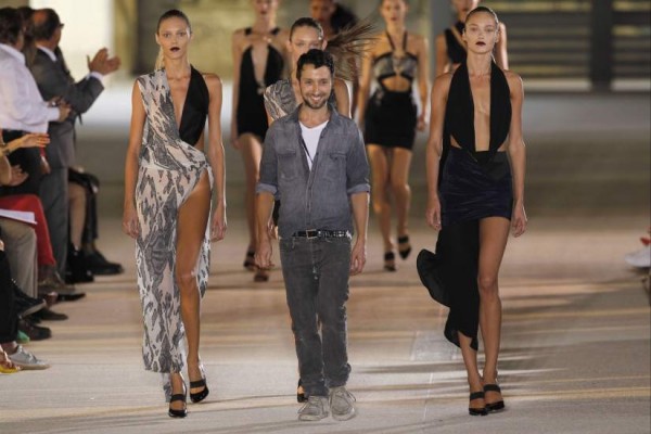 Éxito de Anthony Vaccarello en su primer desfile en París para Saint Laurent