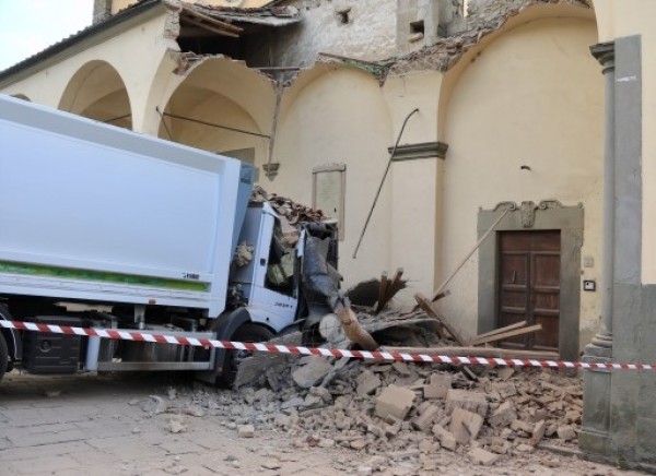 Grosso camion della nettezza sbaglia manovra e distrugge il settecentesco portico dell’antica pieve di Carmignano. illeso l’autista.
