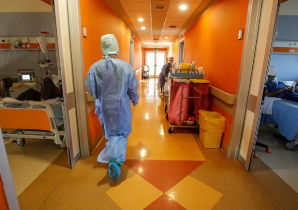 Covid: Agenas, in 3 regioni reparti pieni oltre soglia allerta