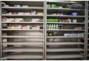 Scaffali vuoti di una farmacia in Venezuela