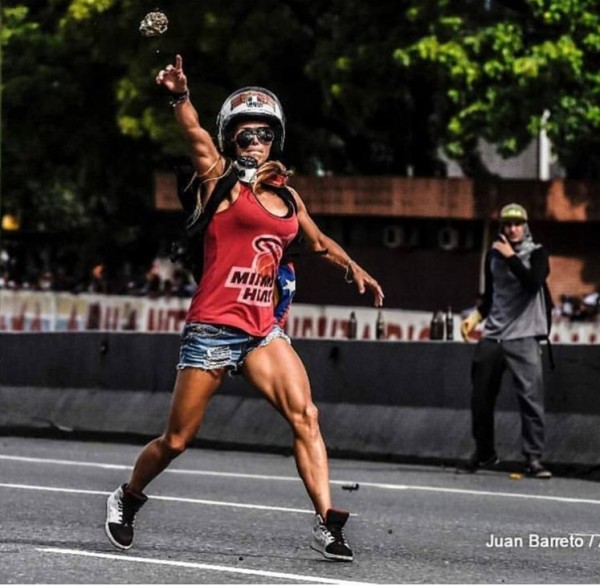 Conoce a la sexy manifestante que tiene enamorado a todos en las protestas en Venezuela