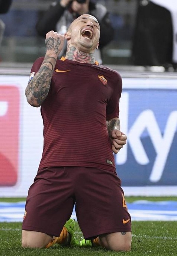 Nainggolan festeja el tercer gol de Roma