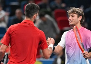Djokovic stringe la mano a Cobolli