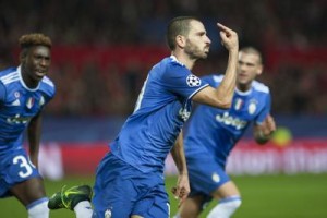 Il difensore della Juventus Leonardo Bonucci celebra il gol contro il Siviglia in Champions League