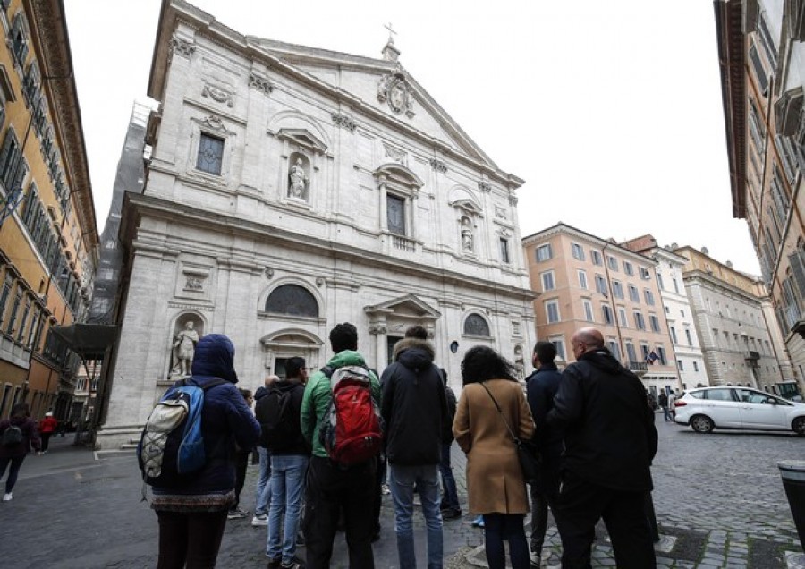 Coronavirus in Italia: Roma, prima chiesa chiusa E&#039; San Luigi dei francesi. American Airlines blocca i voli per Milano, Turkish Airlines li sospende per l&#039;Italia.