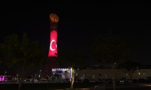 Un edificio a Doha illuminato con la bandiera turca