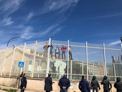 Coronavirus carceri in rivolta, 6 morti, evasi 20 detenuti da Foggia. Proteste in 27 carceri