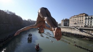 Los romanos dan la bienvenida al 2017 de la manera más curiosa