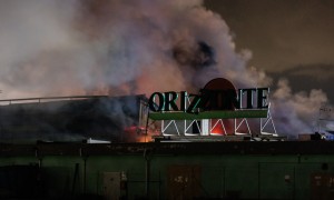 Un incendio devasta un centro commerciale alle porte di Roma  a Castel romano