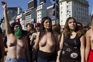 Argentina : topless protest