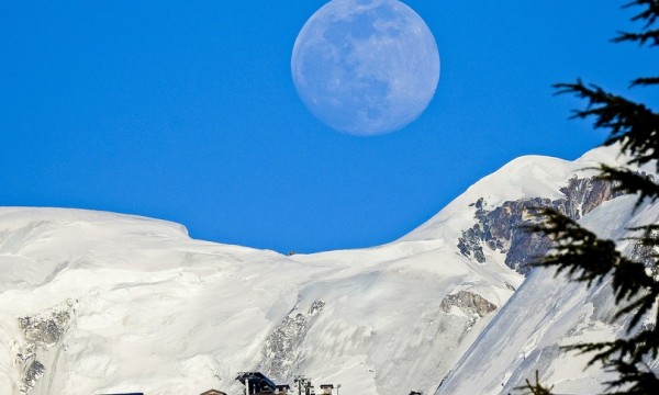 La luna sulle Alpi innevate