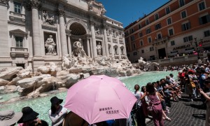 Turisti alla fontana di Trevi 