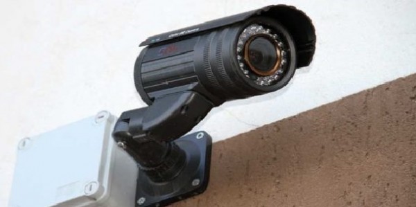 Secondo la Cassazione non è reato la telecamera sulla strada, se segnalata
