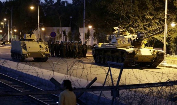 Primer ministro de Turquía denuncia intento de golpe militar