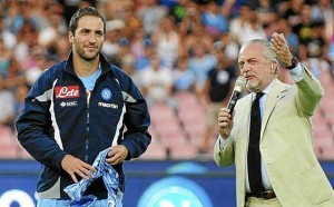 El presidente del Nápoles dice que Higuaín &quot;faltó al respeto&quot; a la afición