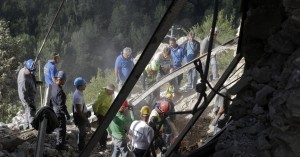 Sisma, nuovo bilancio di 159 morti  Si scava senza sosta, migliaia gli sfollati