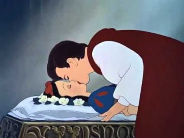 Furore su Disney per il &quot;bacio rubato&quot; a Biancaneve