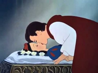 Furore su Disney per il &quot;bacio rubato&quot; a Biancaneve