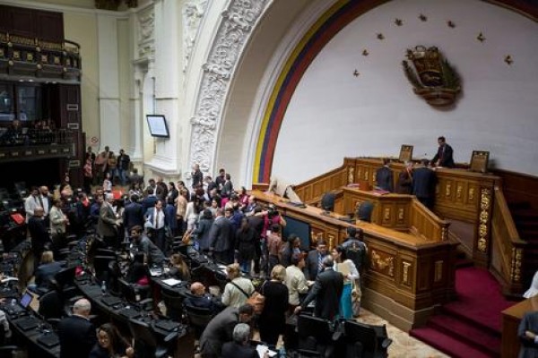 Embestida de grupos armados pro Gobierno en lugar donde prevé debatir el Parlamento venezolano
