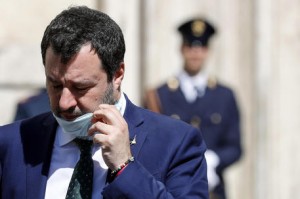 &#039;Chiese aperte a Pasqua&#039;. Polemiche su appello di Salvini. Arcivescovo Siena a Salvini: &quot;Gente muore, chiese chiuse per tutelare salute&quot;