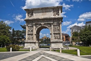 El Arco de Trajano, uno de los arcos triunfales romanos mejor conservados, con espléndidos relieves en ambas fachadas