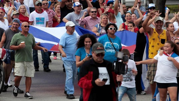 Fidel Castro: a Miami la festa degli esuli cubani &quot;il tiranno è morto&quot;