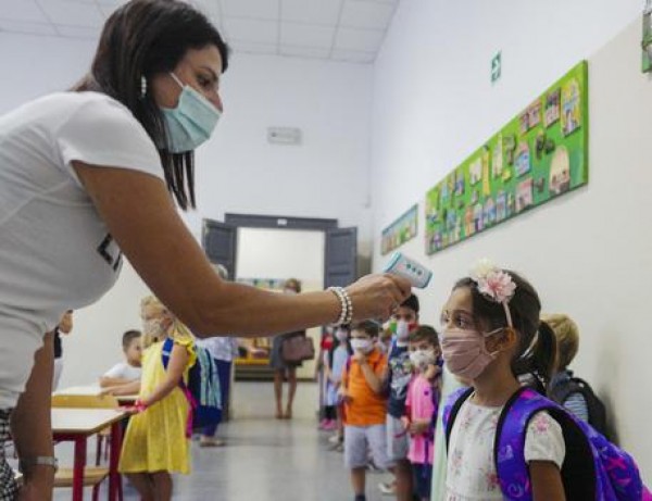 Scuola, in classe dopo il lockdown, con mascherine e distanziamento